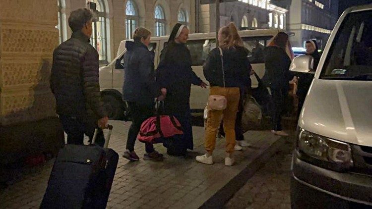 Des sœurs viennent chercher les réfugiés à la gare. (Crédit photo: archives personnelles)
