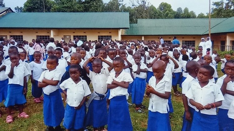 Meninas e meninos de uma das escolas do Kivu do Sul