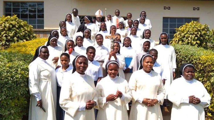 Un grupo de Hermanas Angélicas de San Pablo comprometidas en África junto a los más frágiles