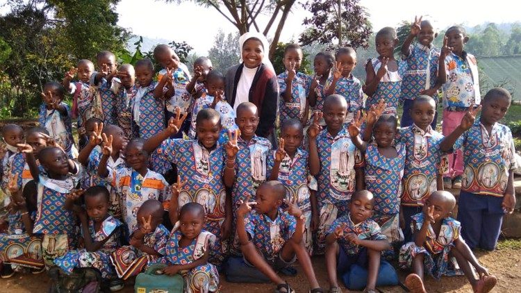 Le Suore Angeliche di San Paolo operano nel cuore dell'Africa anche per sostenere i percorsi scolastici  dei più bisognosi
