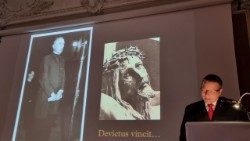 Kovács Gergely, a Mindszenty Alapítvány képviselője előadást tart a Vörös és fehér vértanúkról tartott római konferencián a Római Magyar Akadémián