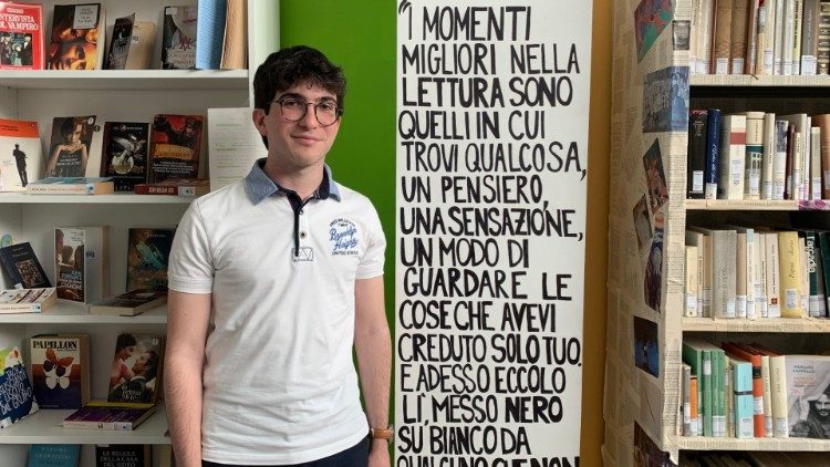 Simone Di Minni, studente del Liceo Mattioli di Vasto (Chieti), nella biblioteca della sua scuola