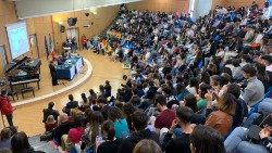 La sala conferenze del Polo liceale Mattioli di Vasto (Chieti), con i 450 studenti protagonisti dell'assemblea delle giurie popolari del Premio "Benedetto Croce" 2023