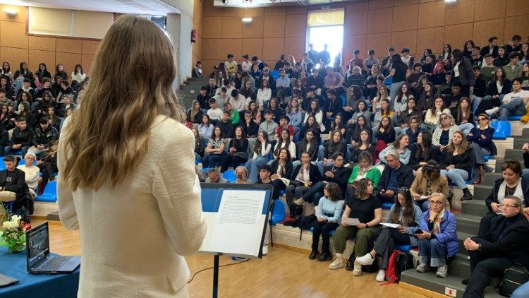 Una studentessa di Popoli (Pescara) legge la motivazione del voto della propria giuria popolare