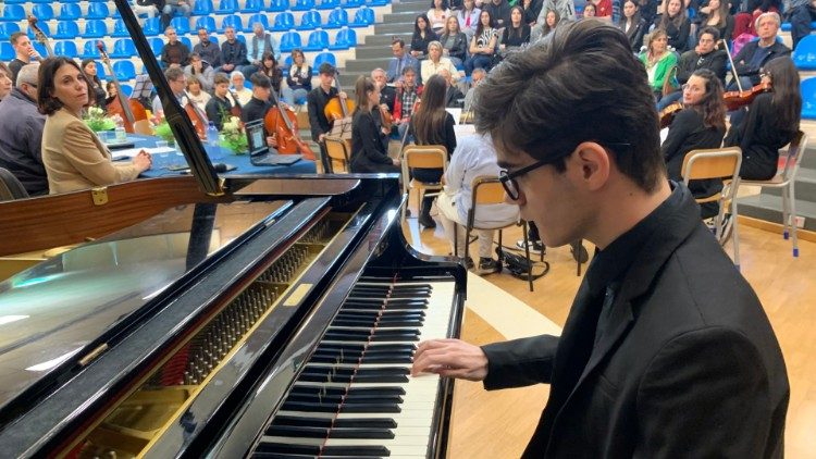 Al pianoforte Emanuele Santoro, studente non vedente del Liceo Musicale Mattioli accompagna il gruppo di archi 