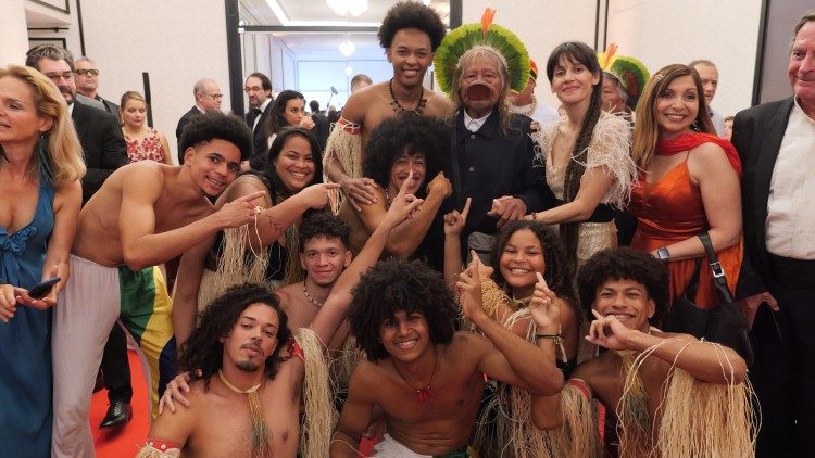 O grupo em Cannes com o cacique Raoni, uma das principais lideranças indígenas do Brasil