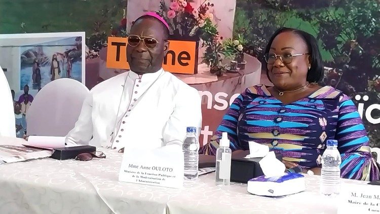 Mgr Boniface Ziri et la ministre Anne Désirée Ouloto