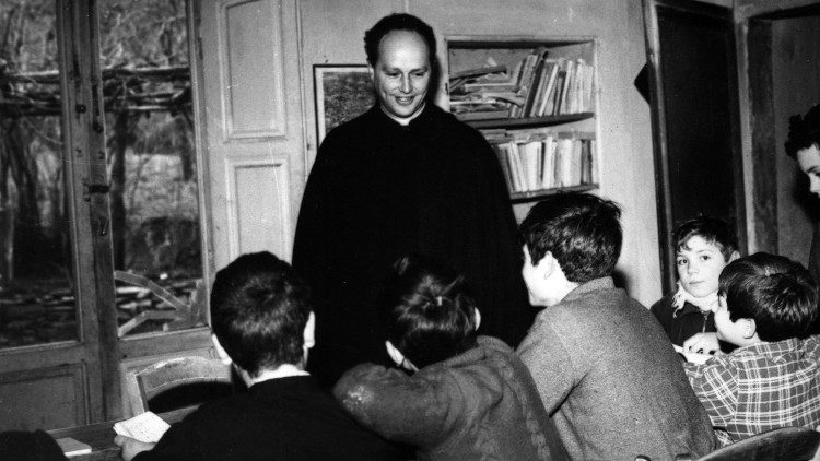 Lezioni alla scuola di Barbiana (foto dell'Archivio della Fondazione don Lorenzo Milani)