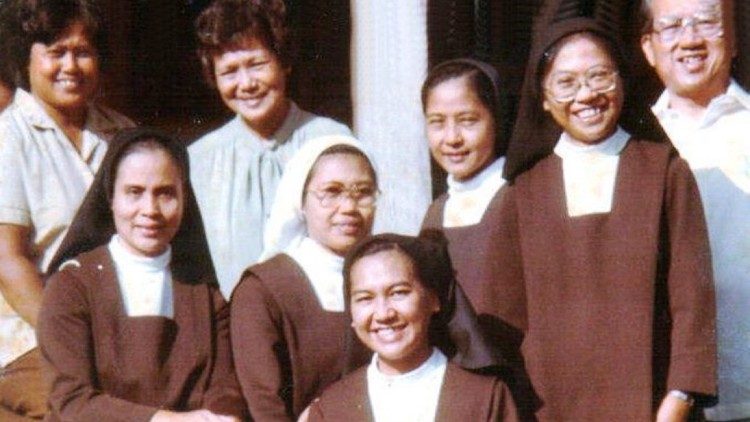 Bishop Labayen with the pioneering nuns of Karmelo (courtesy of Sr. Dulce Inlayo)