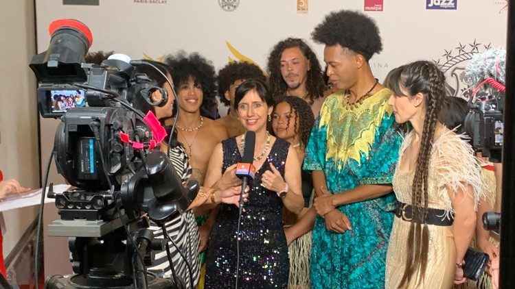 A diretora Lia Beltrami junto a Rodrigo e ao grupo de jovens brasileiros em Cannes (maio 2023)