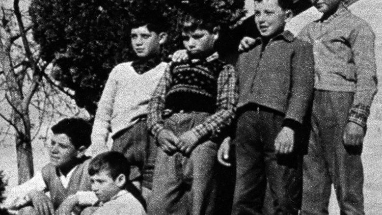 Il primo gruppo di 6 ragazzi alla scuola di Barbiana (foto dell'Archivio della Fondazione don Lorenzo Milani)