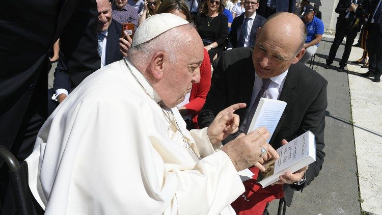 Papst Franziskus und Manuel Herder bei der Generalaudienz