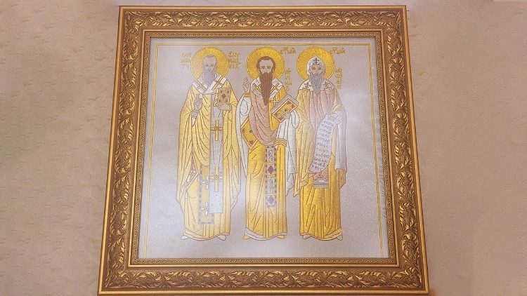Българската делегация поднесе на папа Фанциск икона на светите братя Кирил и Методий и Климент, извезана със златни конци. 