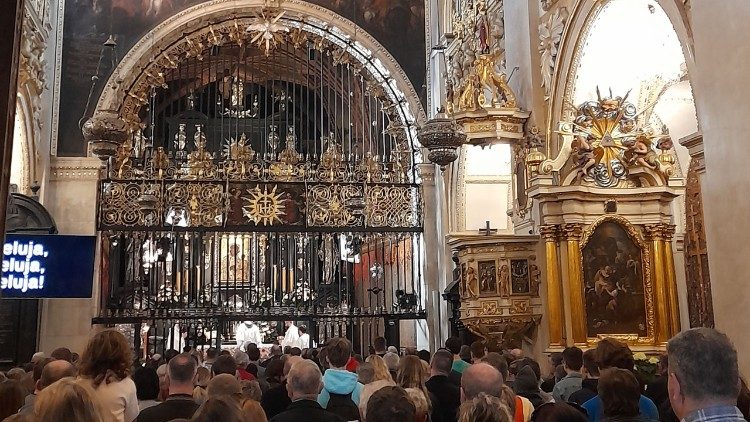 Un'immagine dell'interno del Santuario mariano di Częstochowa in Polonia