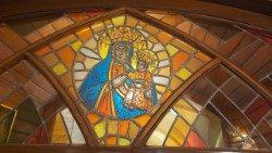 Die Königin Polens: Madonna von Tschenstochau auf einem Glasfenster im Kloster