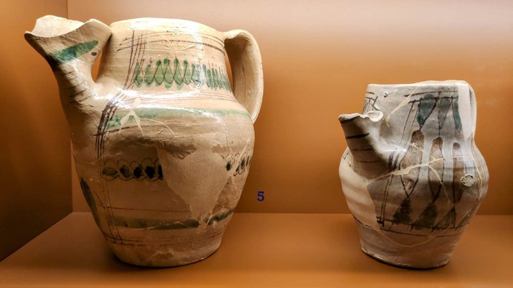 Un'antica ceramica nella Sala delle Ceramiche del Reparto Arti Decorative dei Musei Vaticani