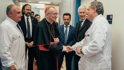 Kardinál parovin při návštěvě nemocnice na Tiberském ostrově, při které odpověděl na aktuální otázky novinářů k vatikánské misi na Ukrajině