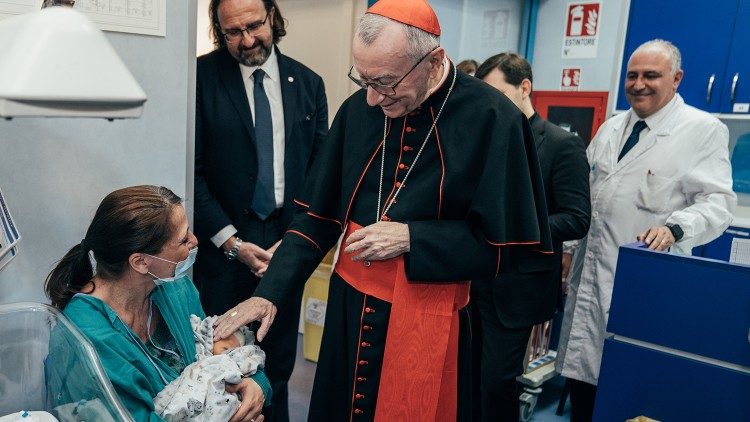 Il cardinale Parolin aluta una giovane mamma all'Ospedale Gemelli Isola Tiberina