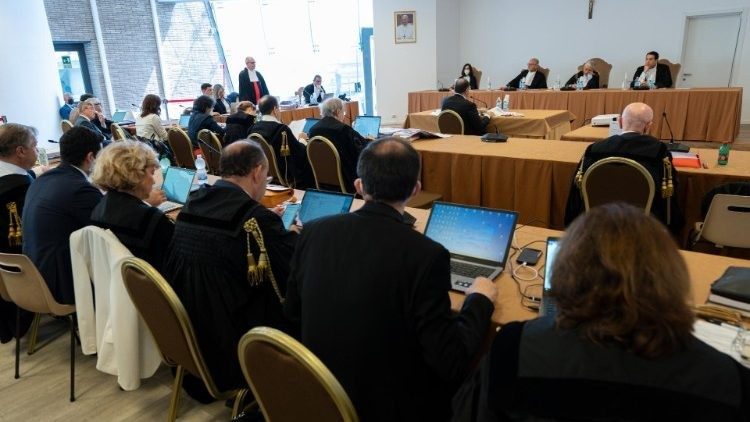 Una imagen del juicio en curso en el Vaticano por el manejo de fondos de la Secretaría de Estado