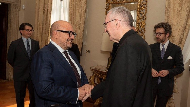 Il ministro della Cultura Sangiuliano con il cardinale Parolin, intervenuti alla presentazione del libro