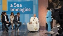 Am Samstag, 27.5.2023, hat Papst Franziskus als erstes katholisches Kirchenoberhaupt ein Fernsehstudio des italienischen staatlichen Senders RAI besucht 