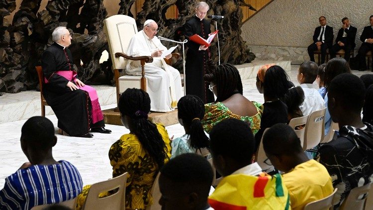 2023.05.29 SS. Papa Francesco - Bambini da diverse Nazioni africane, in occasione della "Giornata per l'Africa"
