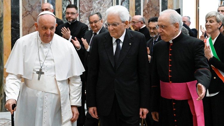 Papež Frančišek in italijanski predsednik Mattarellla, dobitnik nagrade Pavla VI. 2023