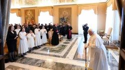 Ferenc pápa a barnabiták és a hozzá kapcsolódó lelki család tagjaival a Vatikánban