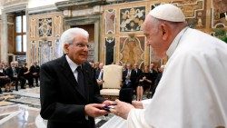 教皇フランシスコ、イタリアのマッタレッラ大統領にパウロ6世国際賞を授与　2023年5月29日　バチカン宮殿