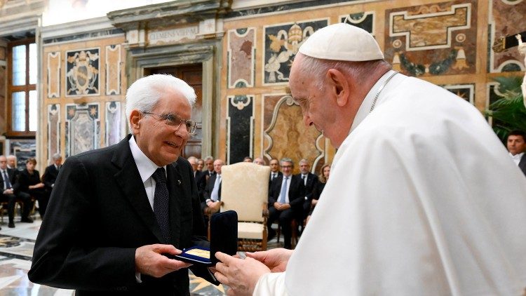 Papa Francisko akimkabidhi Rais Mattarella Tuzo ya Kimataifa