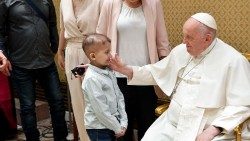 Påven tillsammans med en polsk pojke med cancer