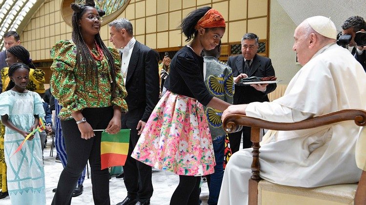 
                    Francisco a crianças da África: com o mundo em perigo, sejam embaixadores da paz
                
