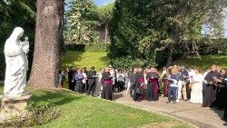 2023.05.30 embajadas de america latina y el caribe rezan el rosario en los jardines vaticano