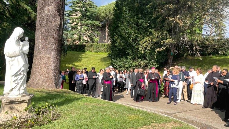 2023.05.30 embajadas de america latina y el caribe rezan el rosario en los jardines vaticano