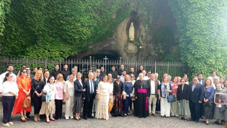 Rezando el Rosario en los Jardines Vaticanos por la paz del mundo