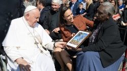La leader australiana Ungunmerr Baumann saluta il Papa all’udienza generale in piazza San Pietro