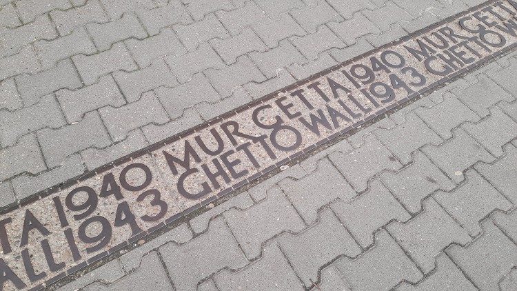 Die Markierung auf einer Straße in Warschau zeigt, wo einst die Mauer des Ghettos stand