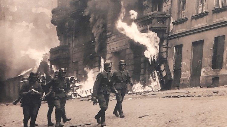 SS und Wehrmacht zerstören 1943 das Warschauer Ghetto, nach der Niederschlagung des Aufstands der dort eingeschlossenen Juden