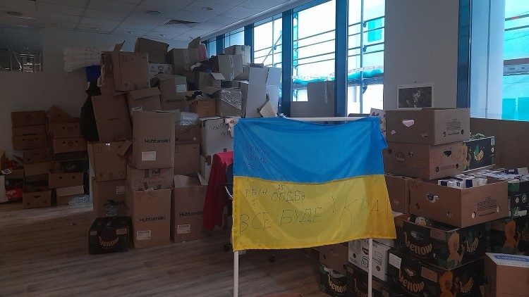 Eine ukrainische Fahne aus Mariupol im Spenden-Magazin der Caritas Warschau