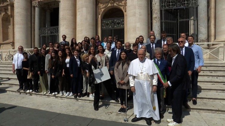 Setkání mladých mírových aktivistů s papežem ve Vatikánu