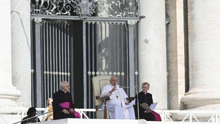 Auf dem Lehrstuhl, sozusagen: Papst Franziskus bei der Generalaudienz