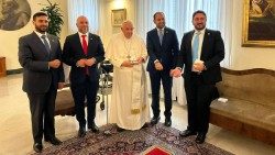 Papež František se soudcem Mohamedem Abdelsalamem a velvyslancem Majidem Al-Suwaidim ve Vatikánu