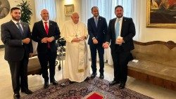 Ferenc pápa a Mohamed Abdelsalam bíró vezette muzulmán küldöttség tagjaival