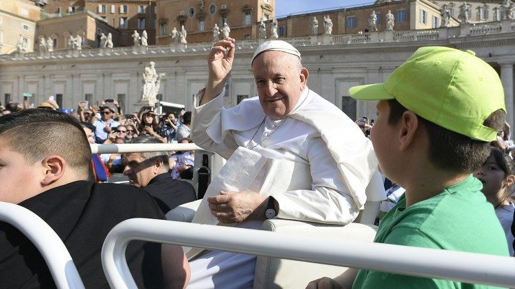 Papa Francesco saluta i partecipanti all'udienza generale