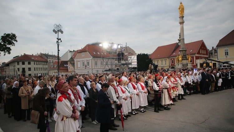 Okupljeni vjernici ispred zagrebačke katedrale (Foto: Tiskovni ured Zagrebačke nadbiskupije)