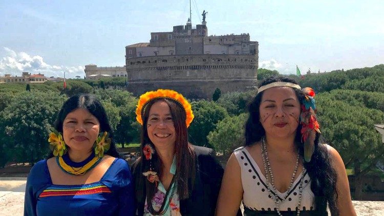 Las lideresas indígenas desde la terraza del cuarto piso en la sede de Radio Vaticana - Vatican News.