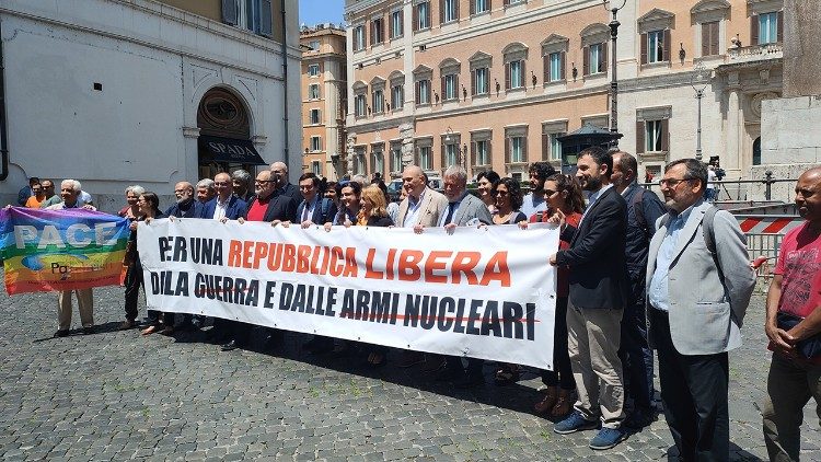 Movimientos pacifistas de inspiración católica se manifiestan por la paz ante la Cámara de Diputados italiana. 