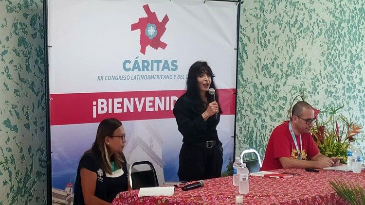 Exposición de Emilce Cuda durante el XX Congreso Latinoamericano y Caribeño de Cáritas. (Foto: ADN Celam)