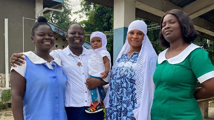 Sr. Esther (zweite von links) mit zwei Hebammen, Madam Asibi und ihrem Kind Ramatu nach einer Impfung