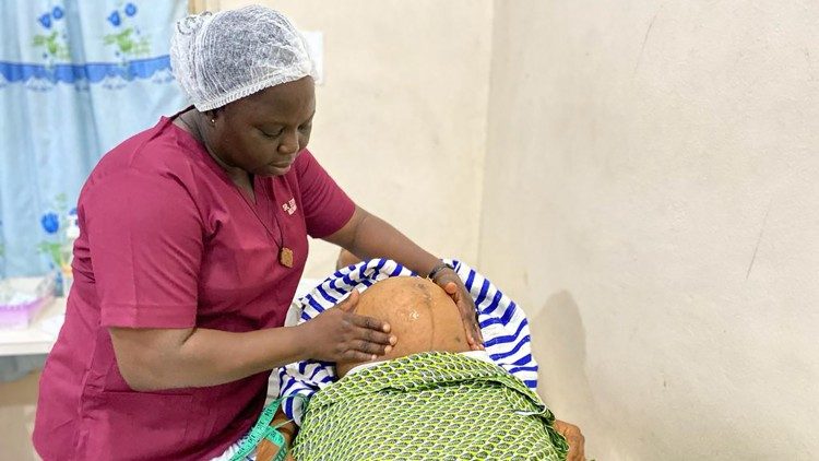 Sr. Esther führt eine Abtastung durch, um die Lage und den Zustand von Madam Jennifers ungeborenem Kind zu überprüfen